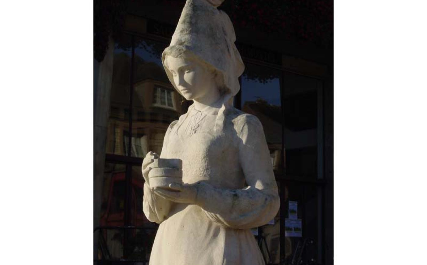 Statues de Marie Harel - Vimoutiers - ©OT Pays du Camembert