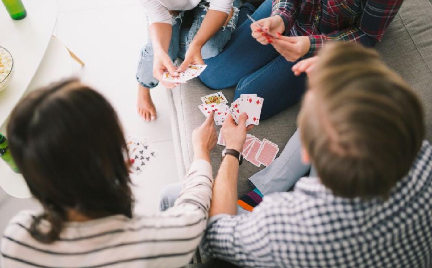 Concours de belote à Gacé - Freepik