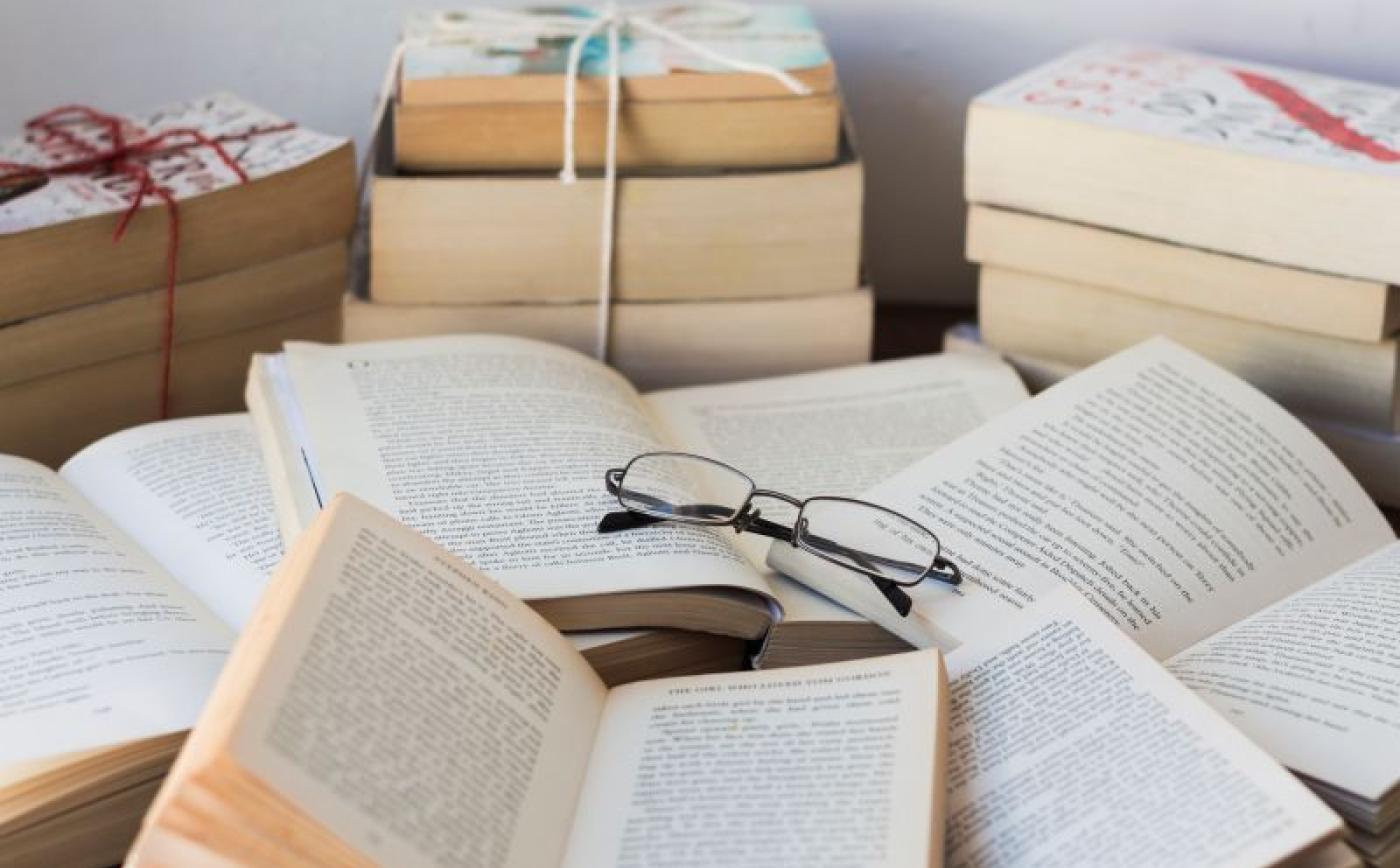 Bourse aux livres - Freepik