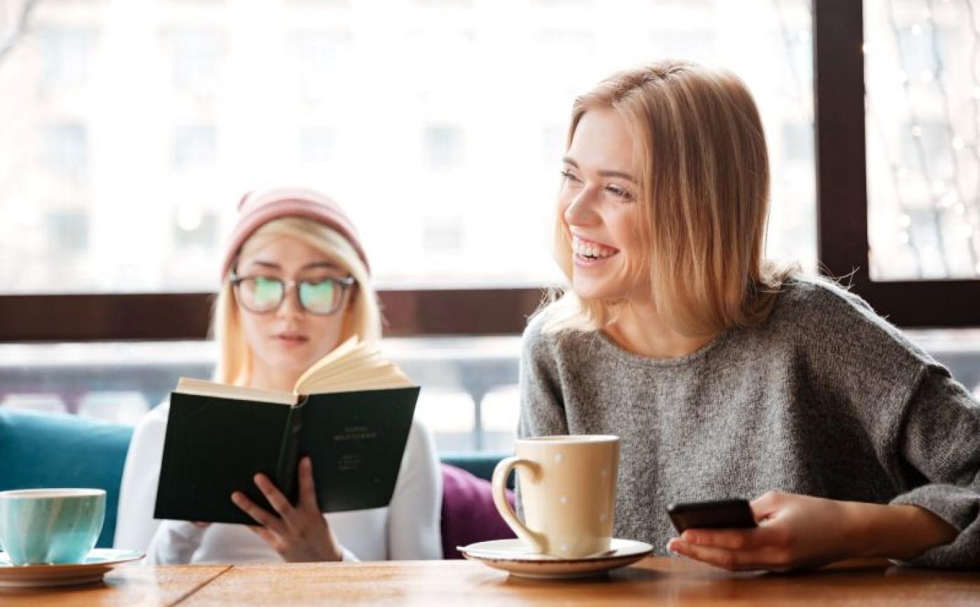 Café lecture - drobotdean_freepik